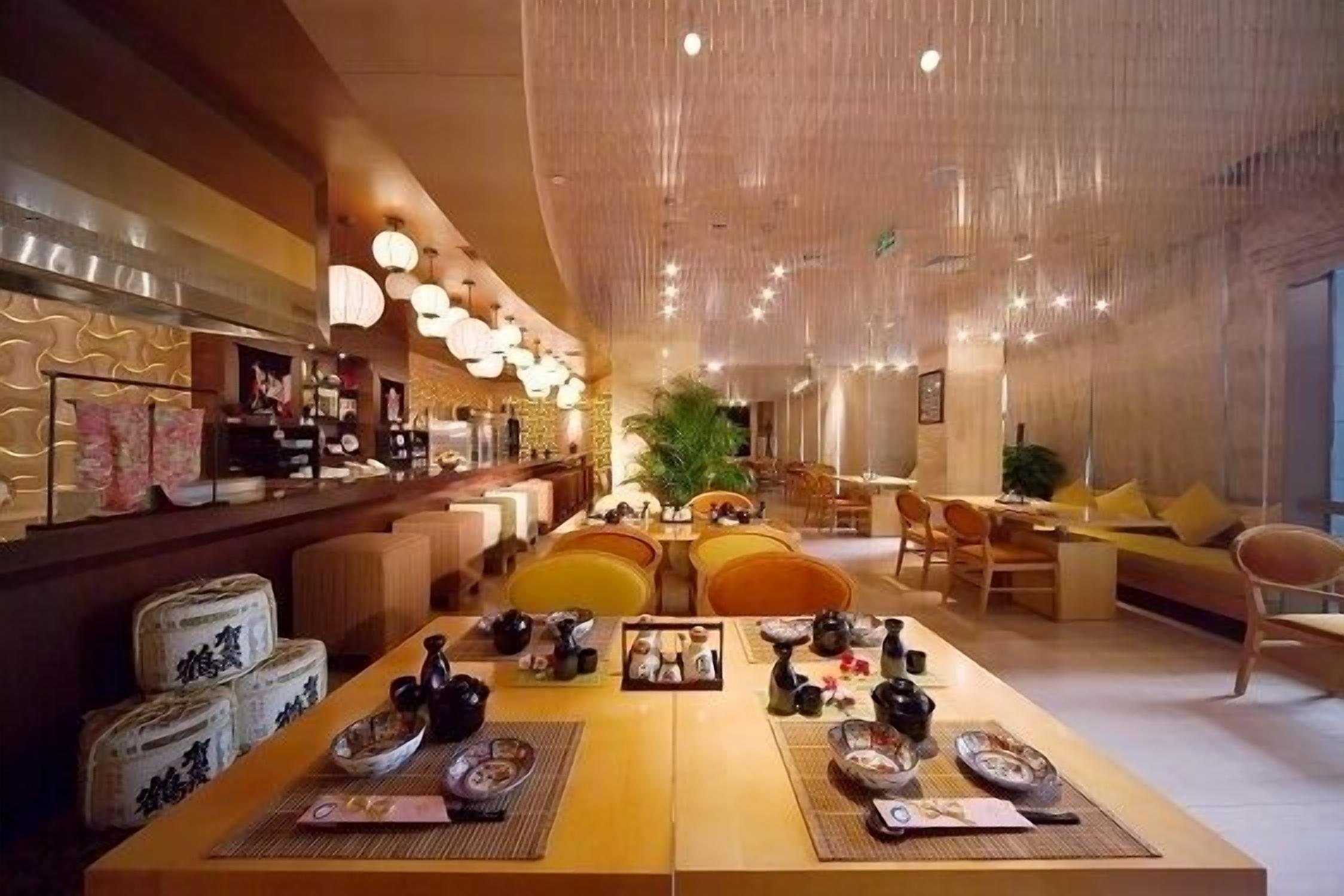 4 restaurants, breakfast served