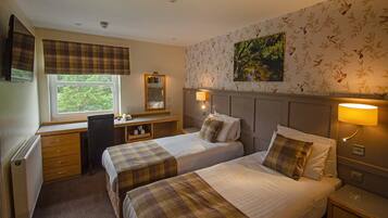 Habitación clásica con 2 camas individuales, 2 camas individuales | Tabla de planchar con plancha, wifi gratis y ropa de cama