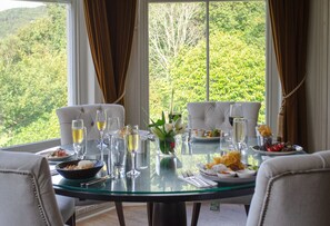 2 restaurants; breakfast, lunch, and dinner served