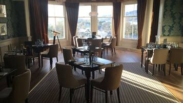 2 restaurantes, se sirven desayunos, comidas, cenas y cocina británica