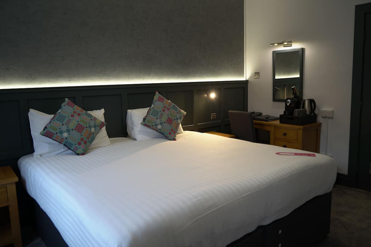 Habitació amb dos llits individuals estàndard | Planxa i posts de planxar, wifi gratuïta i roba de llit