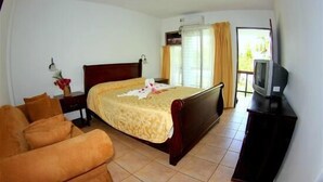 Unclassified image, 3 of 19, button - Pacifico Lunada (Manuel Antonio)