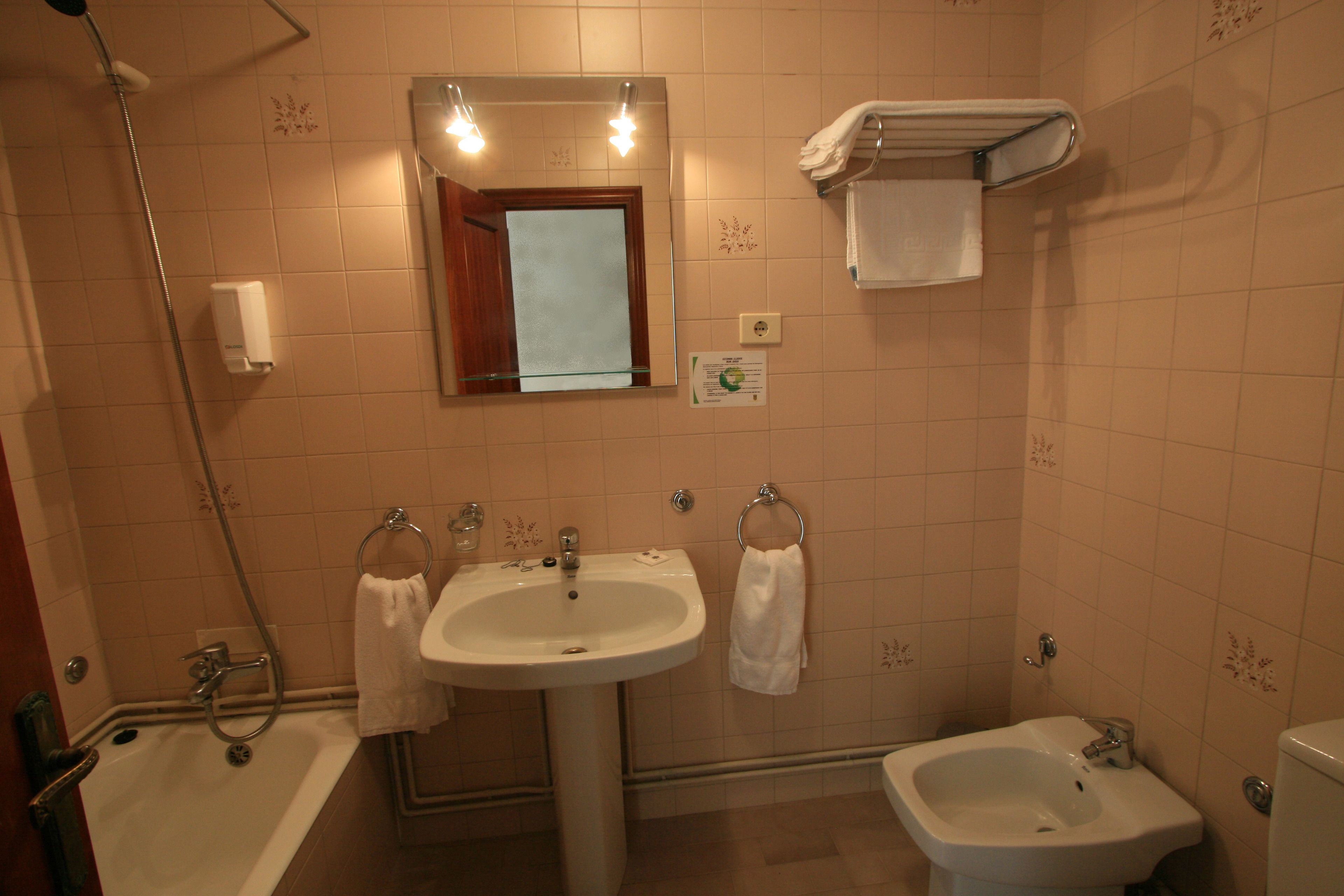 Ein Badezimmer mit einer Badewanne, einem Waschbecken und einem Bidet.