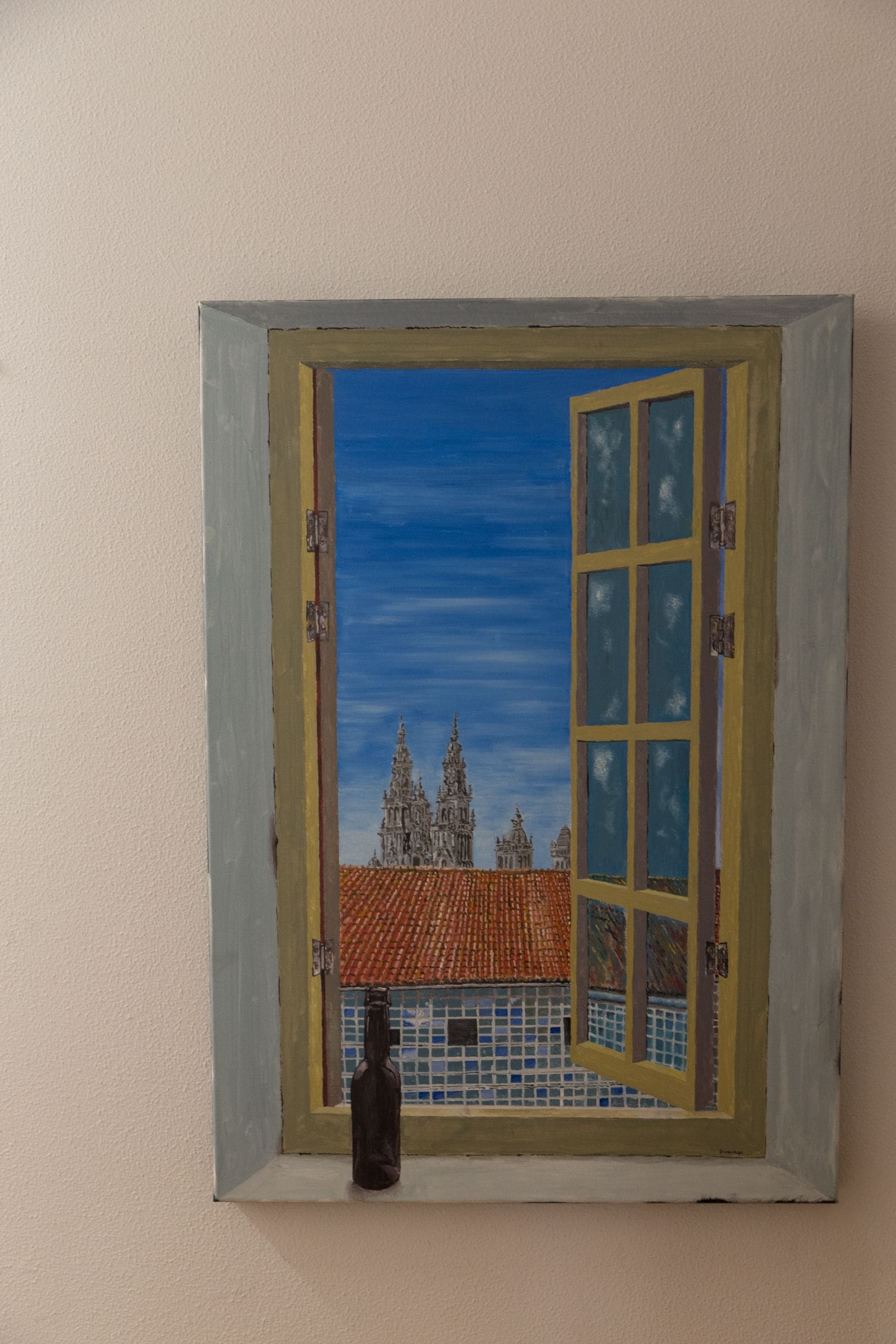 Una pintura de una ventana con una botella en el alféizar.