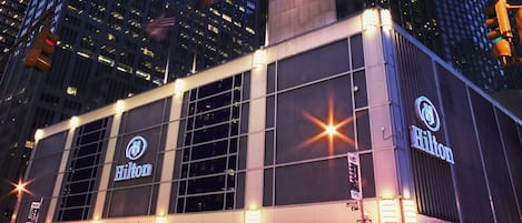 Fassade der Unterkunft – Abend/Nacht