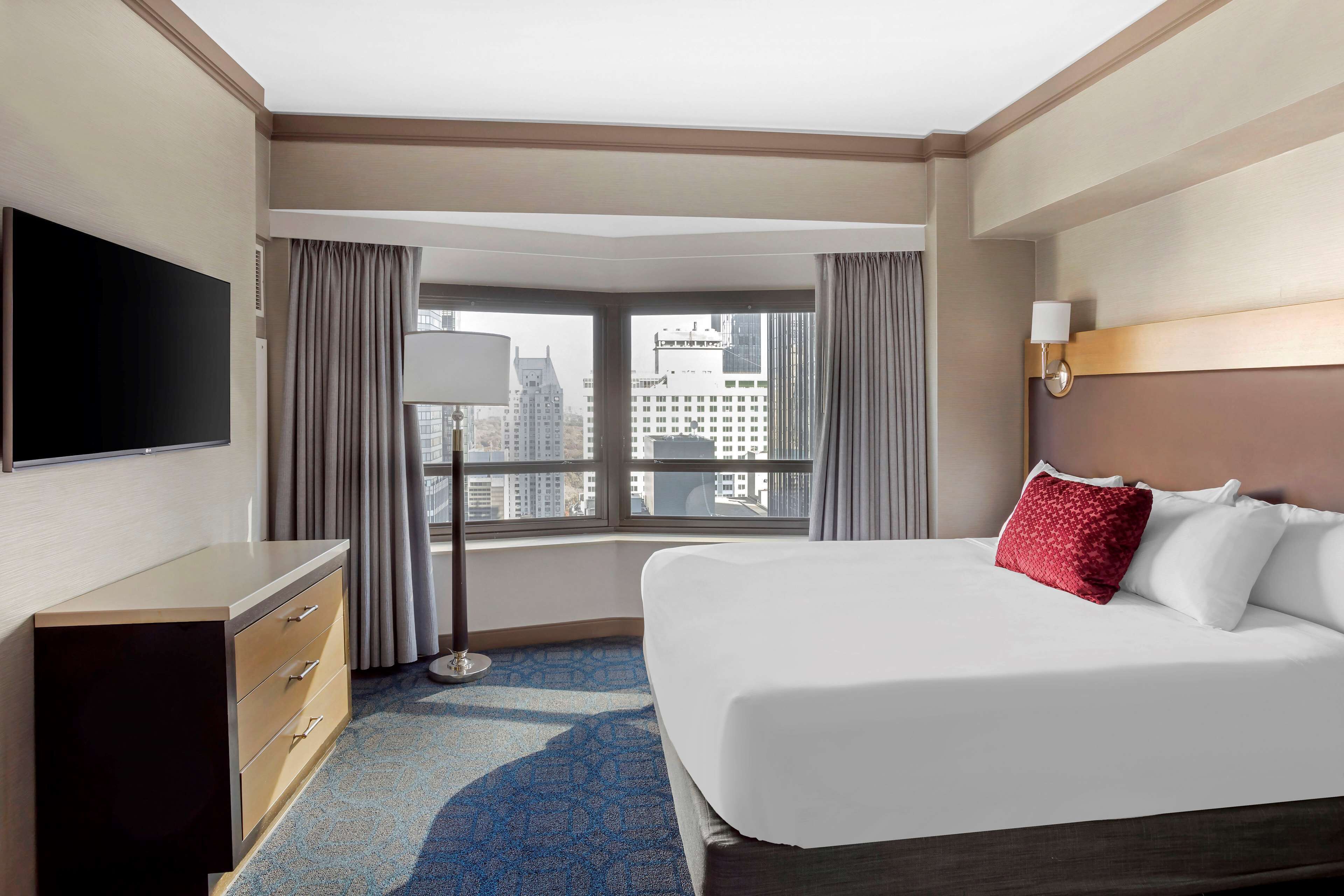 2 bedroom 2 king suite with queen sofabed | hypo-allergenic bedding, in-room safe, desk, laptop workspace