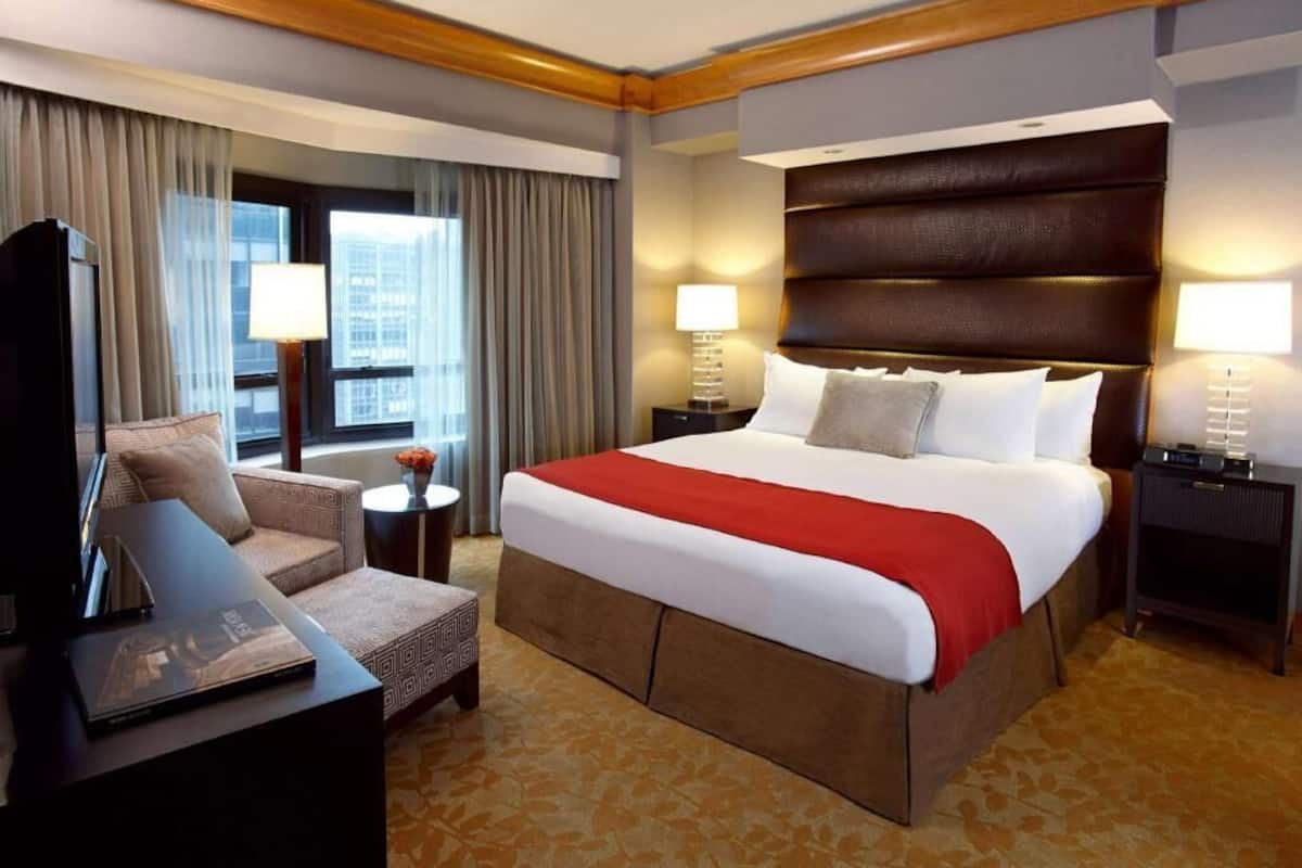 Hypo-allergenic bedding, in-room safe, desk, laptop workspace