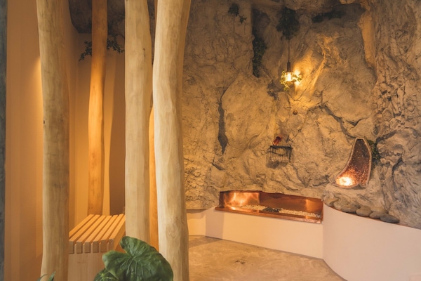 Sauna, steam room, 3 treatment rooms, massages
