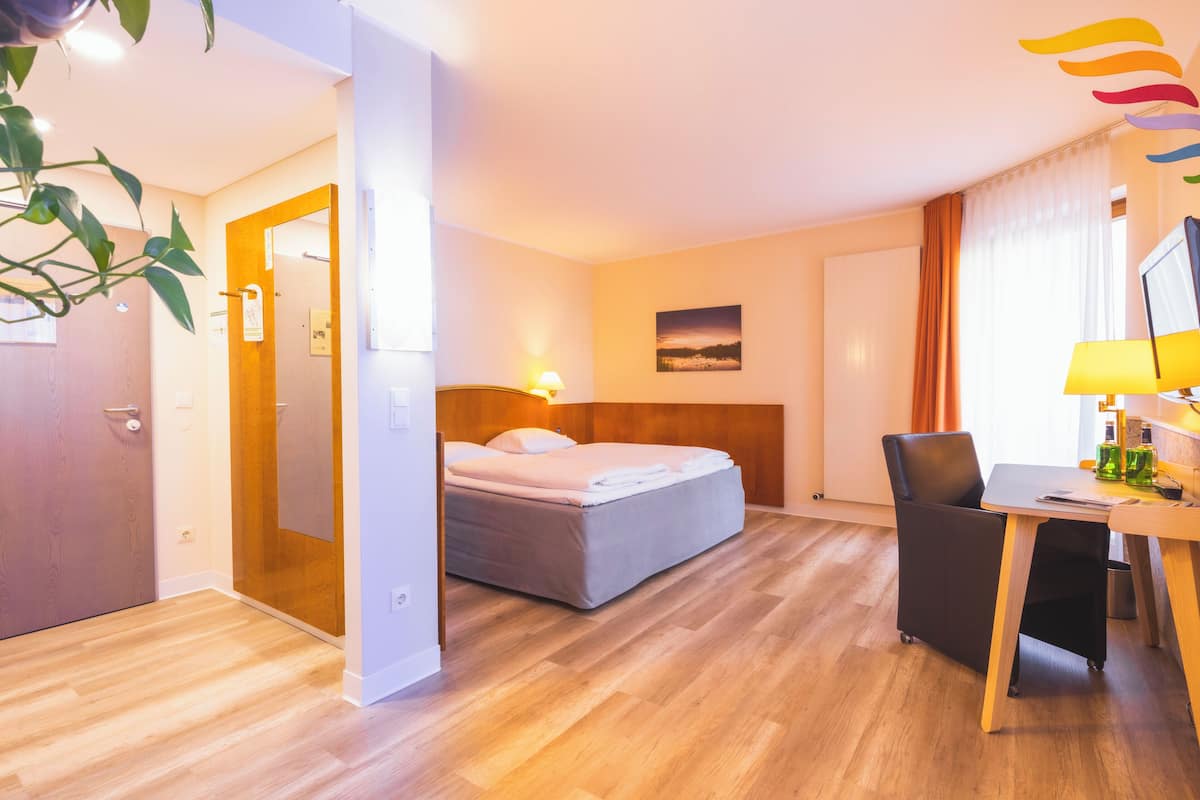Standaard kamer | Hypoallergeen beddengoed, een bureau, een laptopwerkplek
