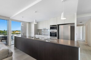 Deluxe Apartment, 3 Bedrooms | Private kitchen | Fridge, microwave, stovetop, dishwasher - Azzura Greens Resort (Hope Island)