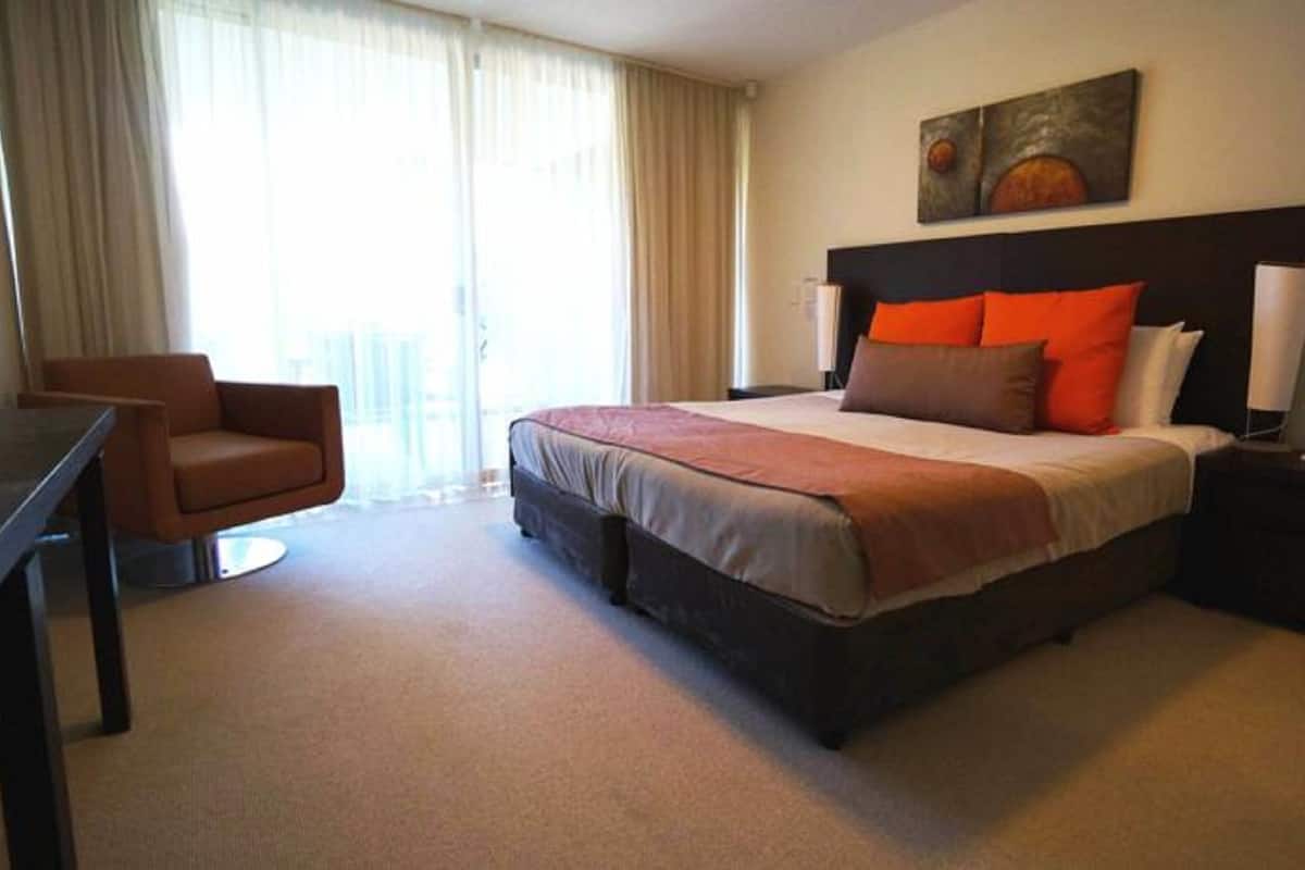 Deluxe Suite, 1 Bedroom | Blackout curtains, iron/ironing board, free WiFi