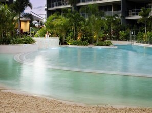 Piscine extérieure, parasols de plage, chaises longues