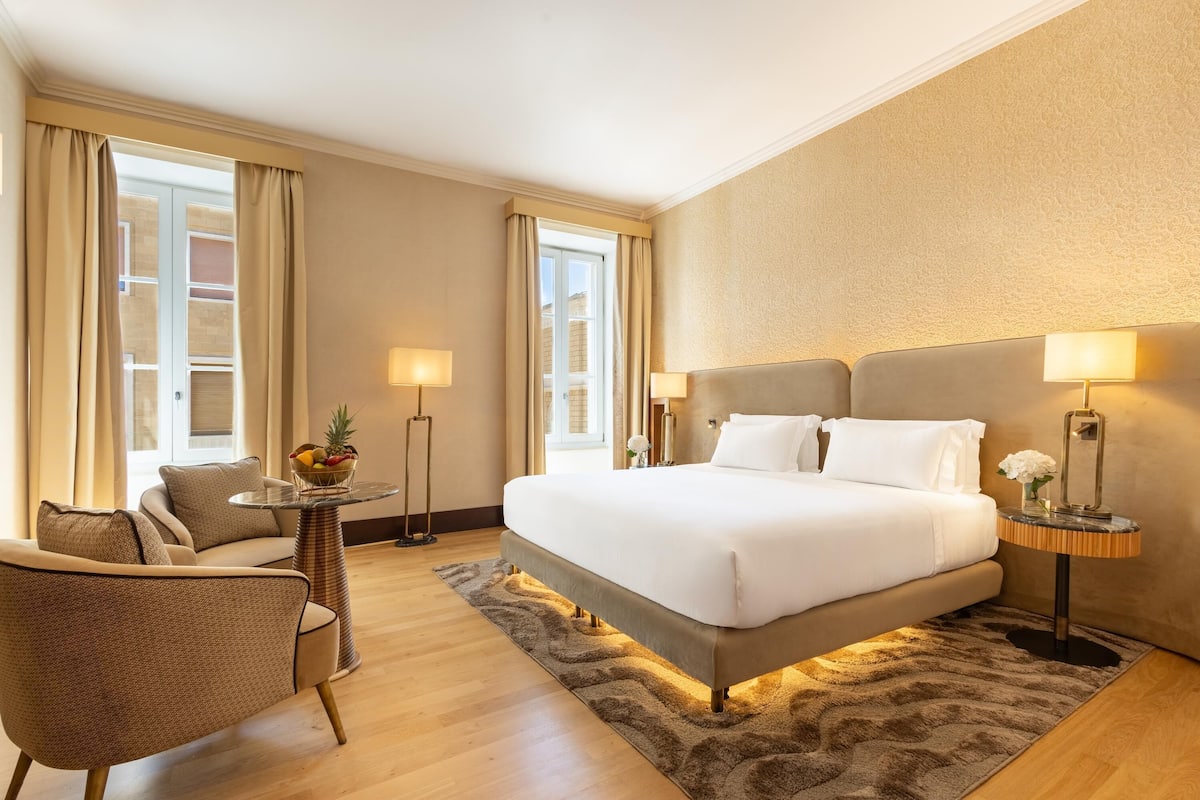 Junior Suite | Hypo-allergenic bedding available, minibar, in-room safe, desk