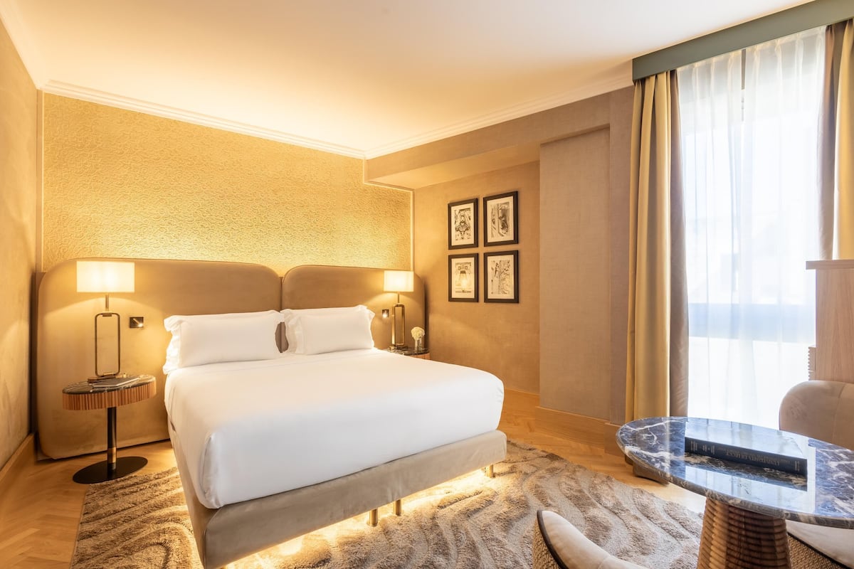 Deluxe Room | Hypo-allergenic bedding available, minibar, in-room safe, desk
