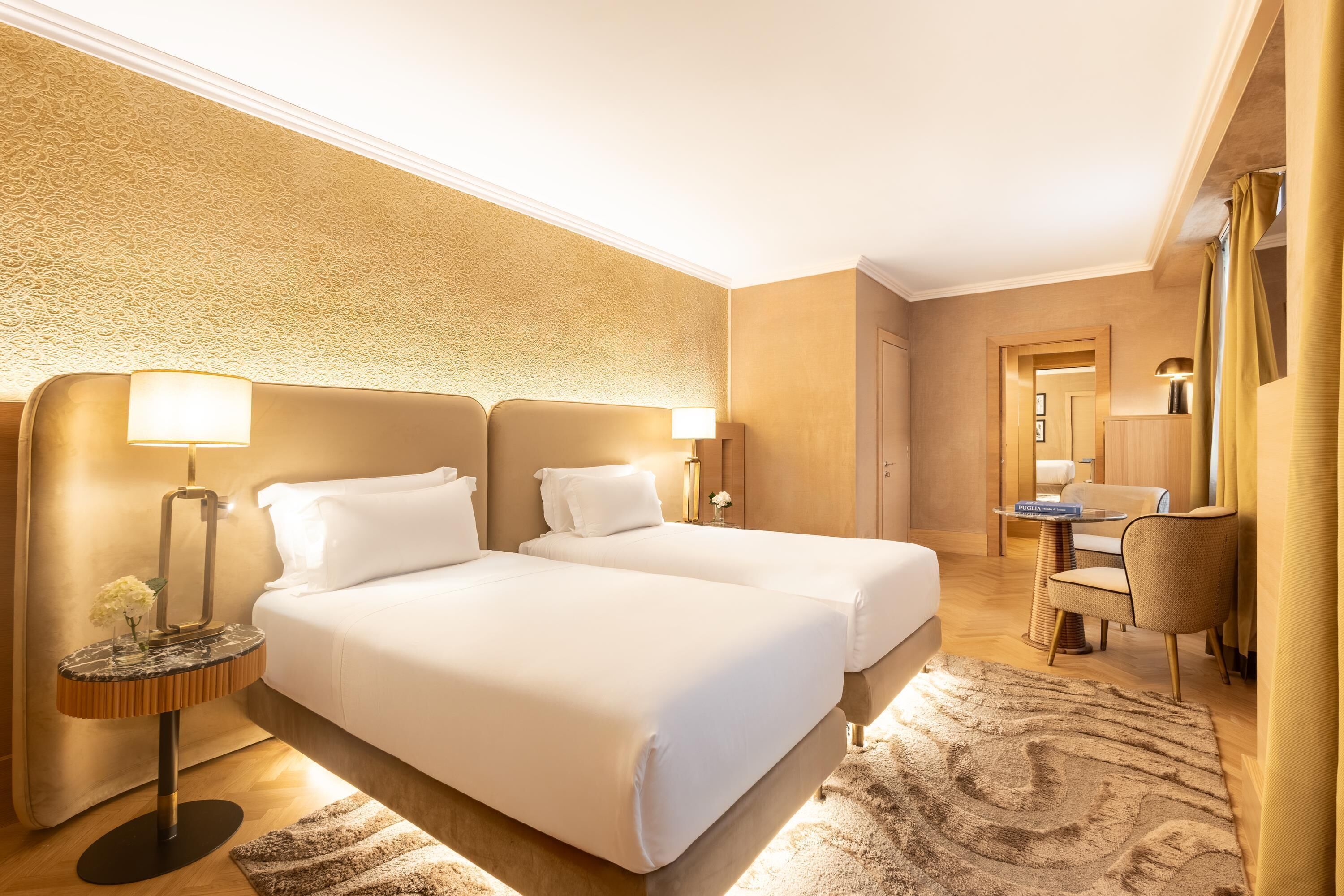 Ropa de cama hipoalergénica, minibar, caja fuerte y escritorio