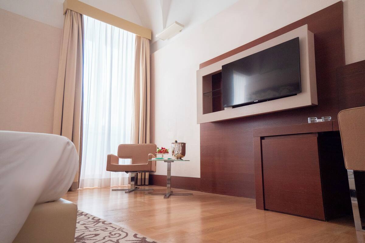 premium bedding, minibar, in-room safe, desk