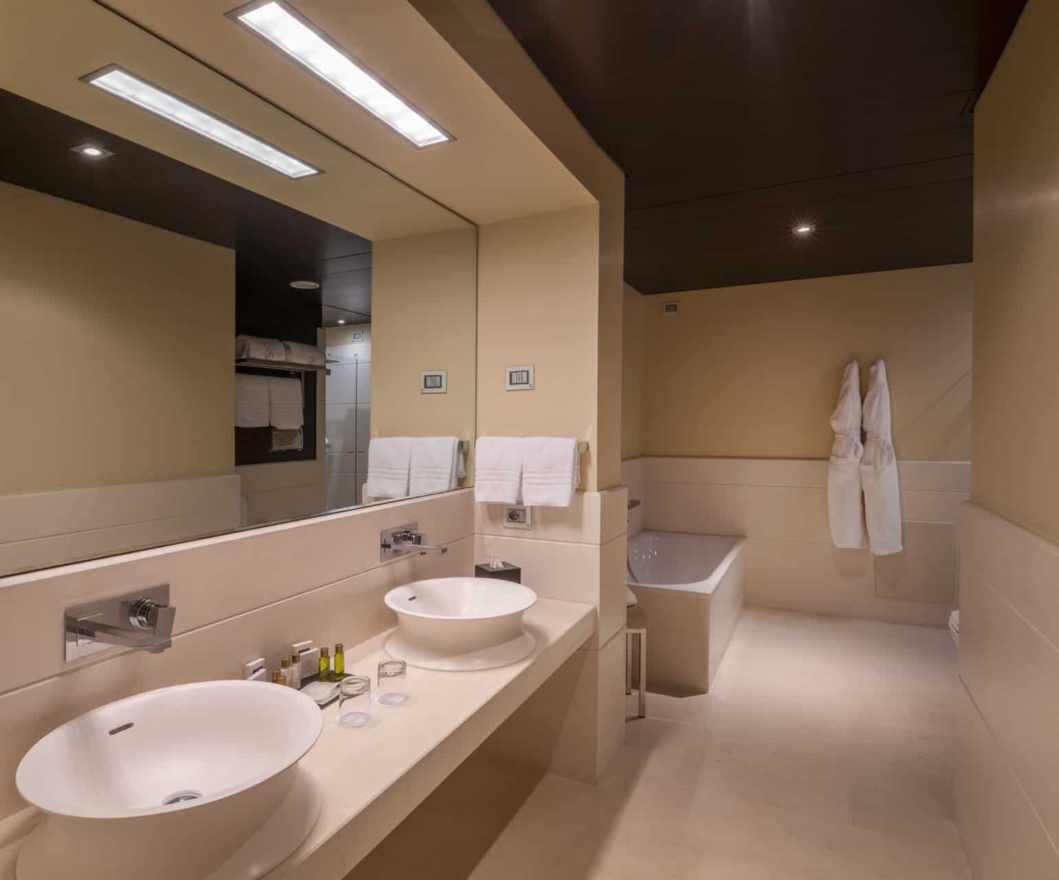 junior suite deluxe | bathroom | separate bathtub and shower, free toiletries, hair dryer, bathrobes