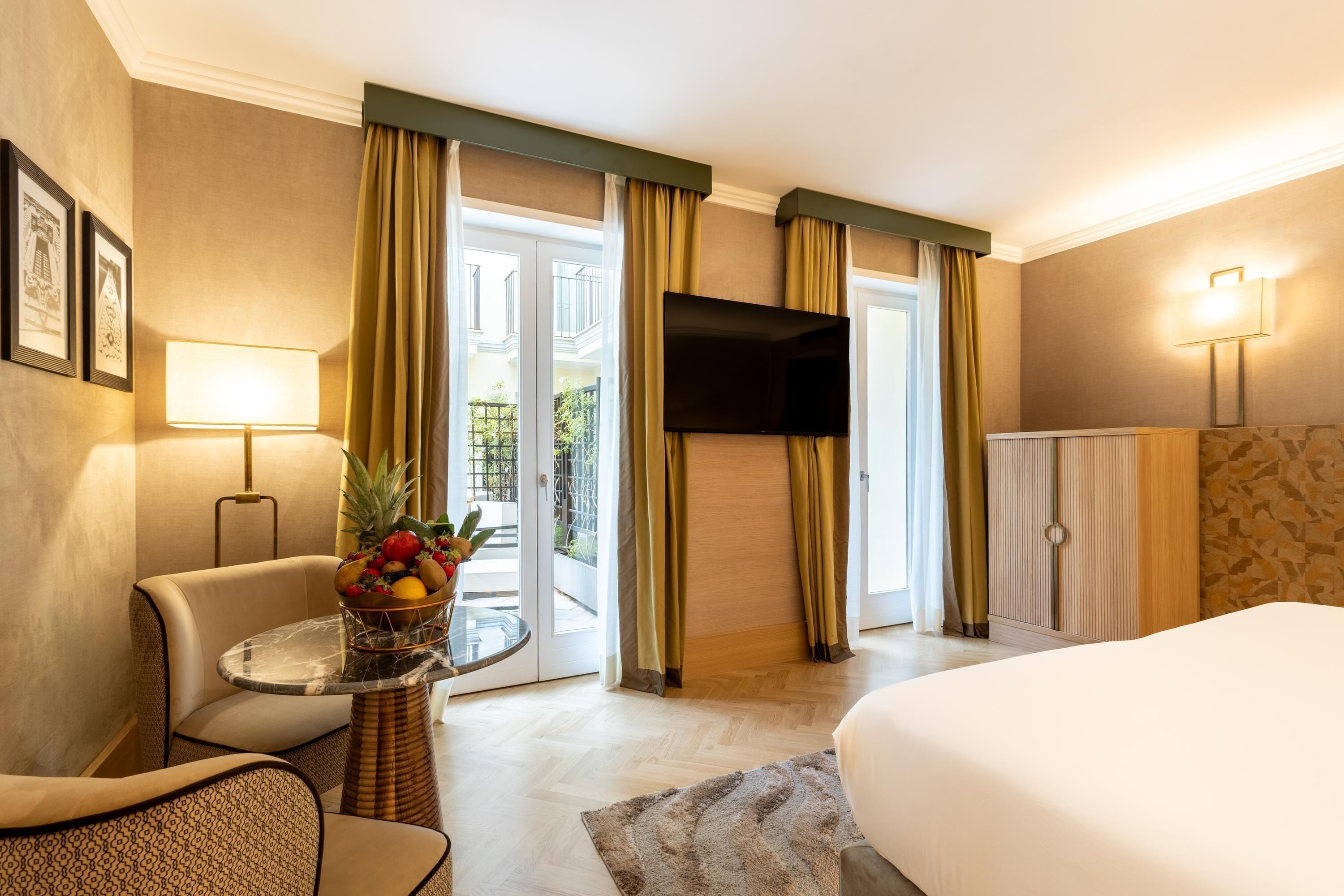 Junior-Suite, Balkon | Allergikerbettwaren, Minibar, Zimmersafe, Schreibtisch