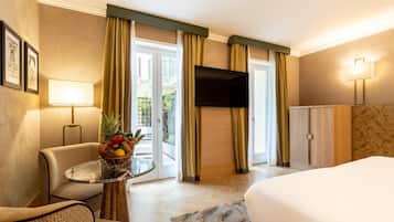 Junior-Suite, Balkon | Allergikerbettwaren, Minibar, Zimmersafe, Schreibtisch