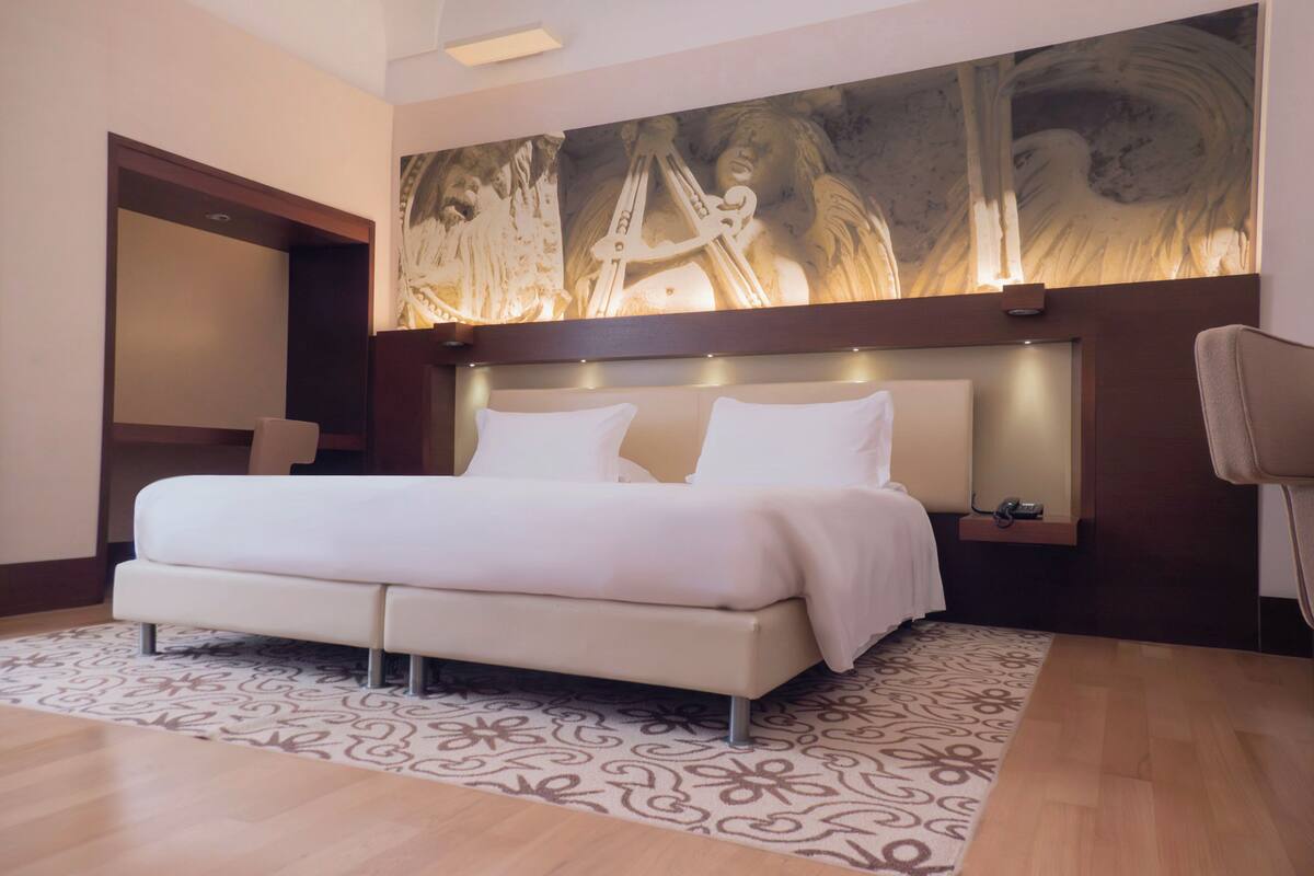 Junior Suite Deluxe | Premium bedding, minibar, in-room safe, desk