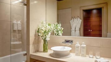 Badewanne und Dusche (separat), kostenlose Toilettenartikel