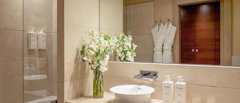 Tina y regadera independientes y amenidades de baño gratuitas