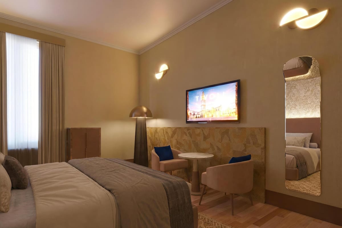 Peralatan tempat tidur premium, bar mini, peti besi dalam bilik, meja