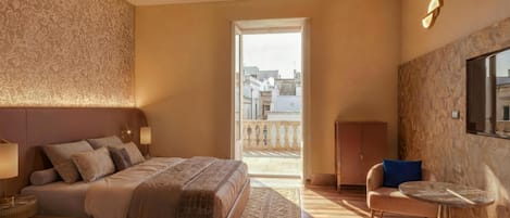 Hypo-allergenic bedding, minibar, in-room safe, desk