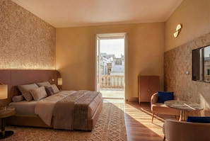 Ylelliset vuodevaatteet, minibaari, tallelokero huoneessa, työpöytä