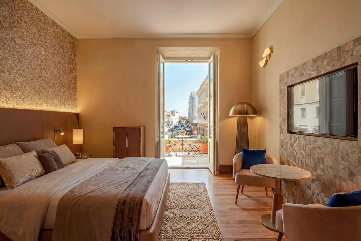 Peralatan tempat tidur premium, bar mini, peti besi dalam bilik, meja