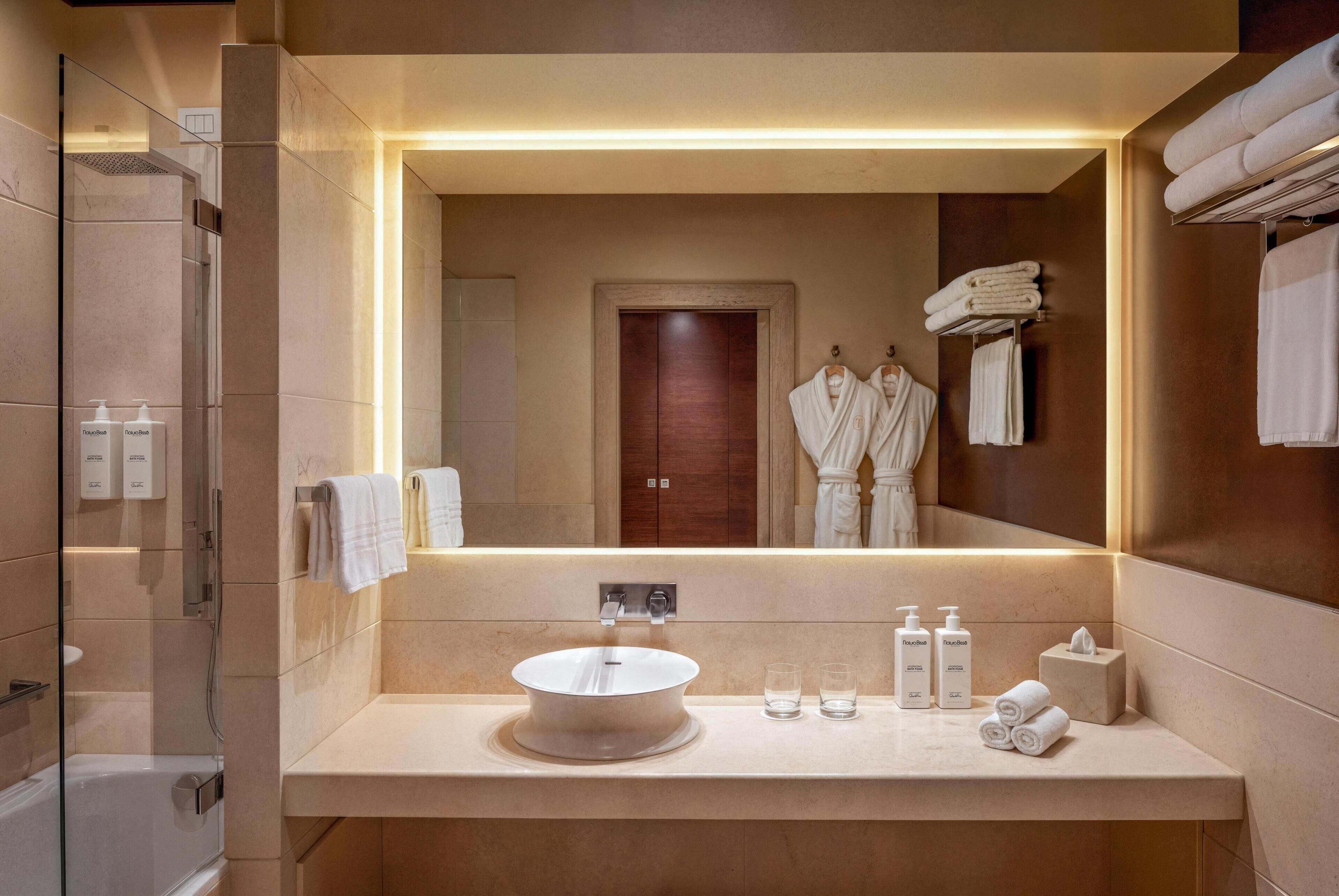 Badewanne und Dusche (separat), kostenlose Toilettenartikel