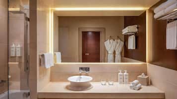 Badewanne und Dusche (separat), kostenlose Toilettenartikel