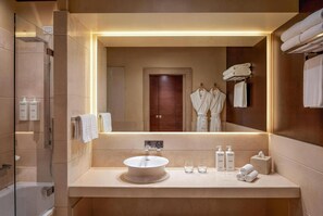 Badewanne und Dusche (separat), kostenlose Toilettenartikel