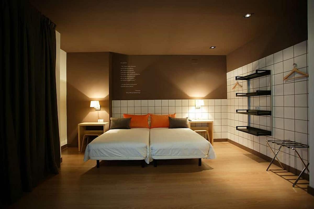 Driepersoonskamer, 3 eenpersoonsbedden | Een bureau, een strijkplank/strijkijzer, gratis babybedden, extra bedden