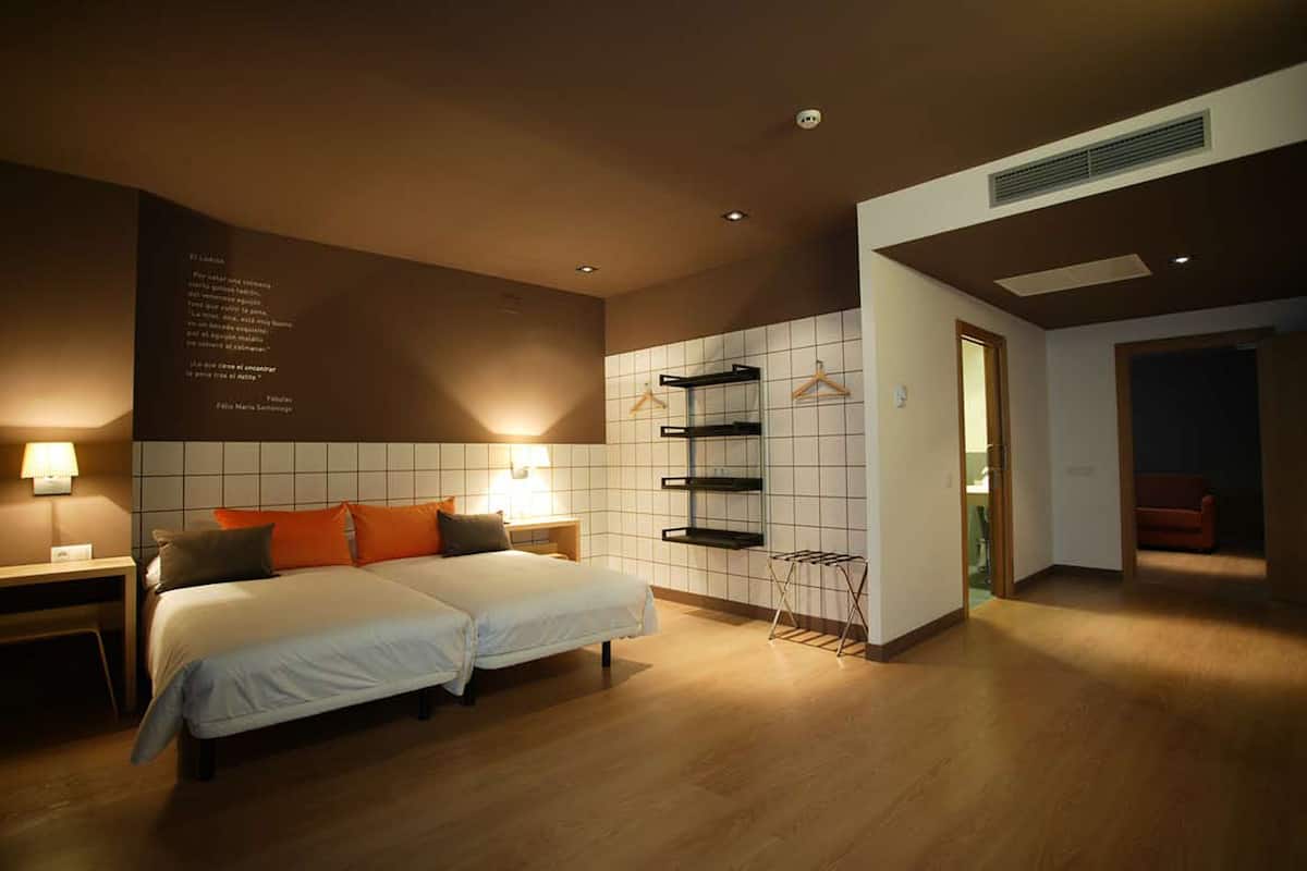 Een bureau, een strijkplank/strijkijzer, gratis babybedden, extra bedden