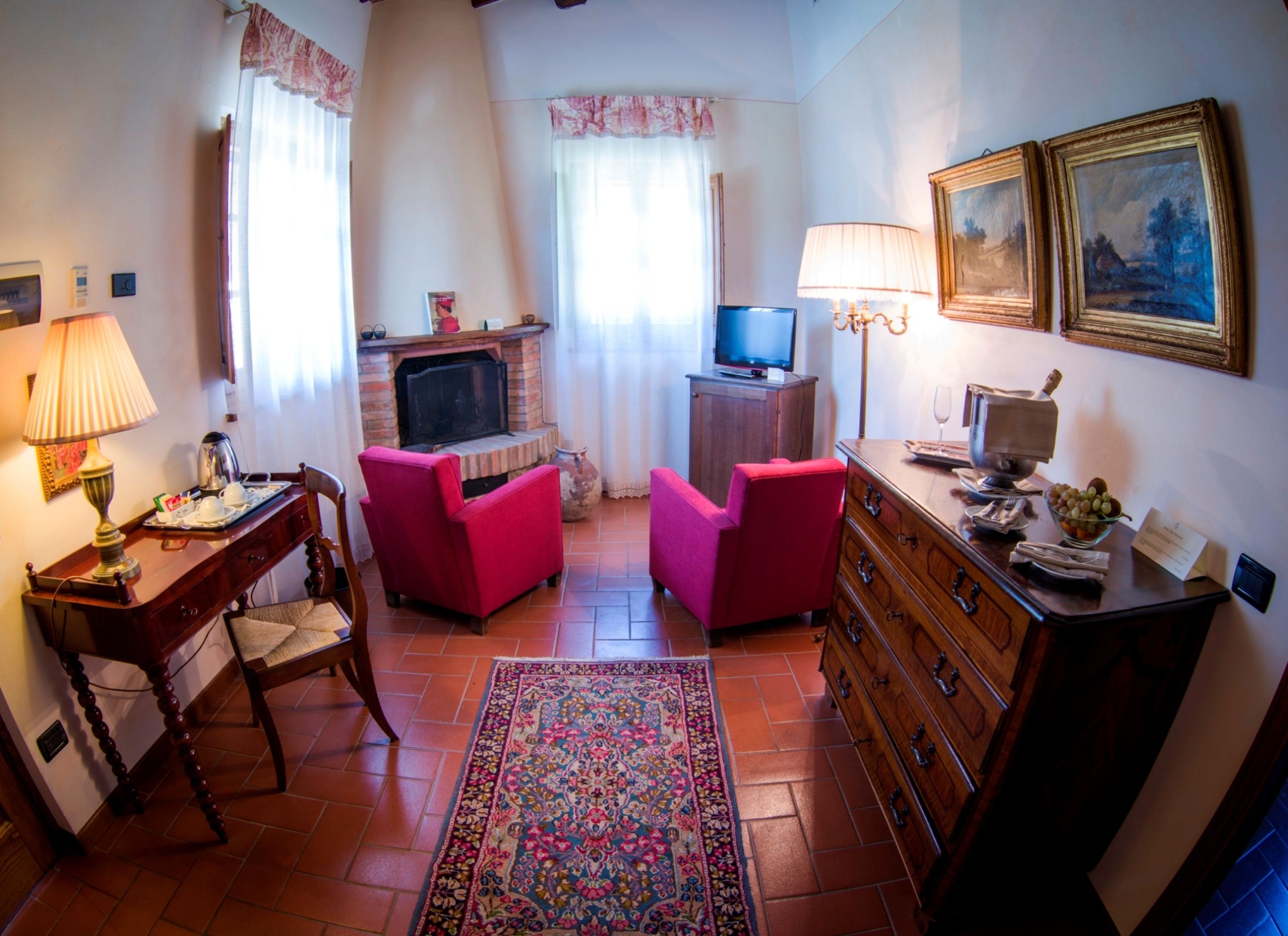 deluxe suite | living room | flat-screen tv