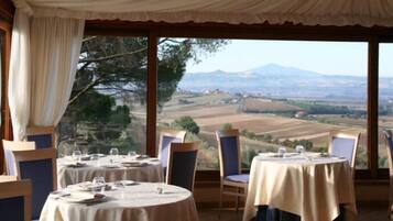 Frühstück, Mittagessen, Abendessen, regionale Küche