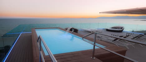 Piscine extérieure, parasols de plage, chaises longues