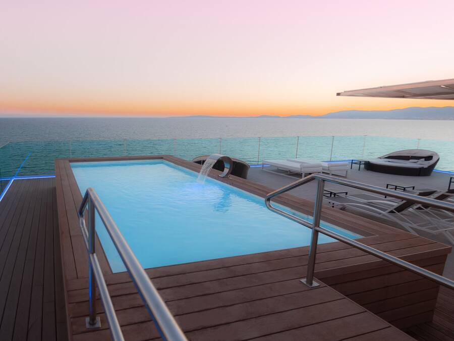 Una piscina al aire libre (de 09:00 a 20:00), sombrillas, tumbonas