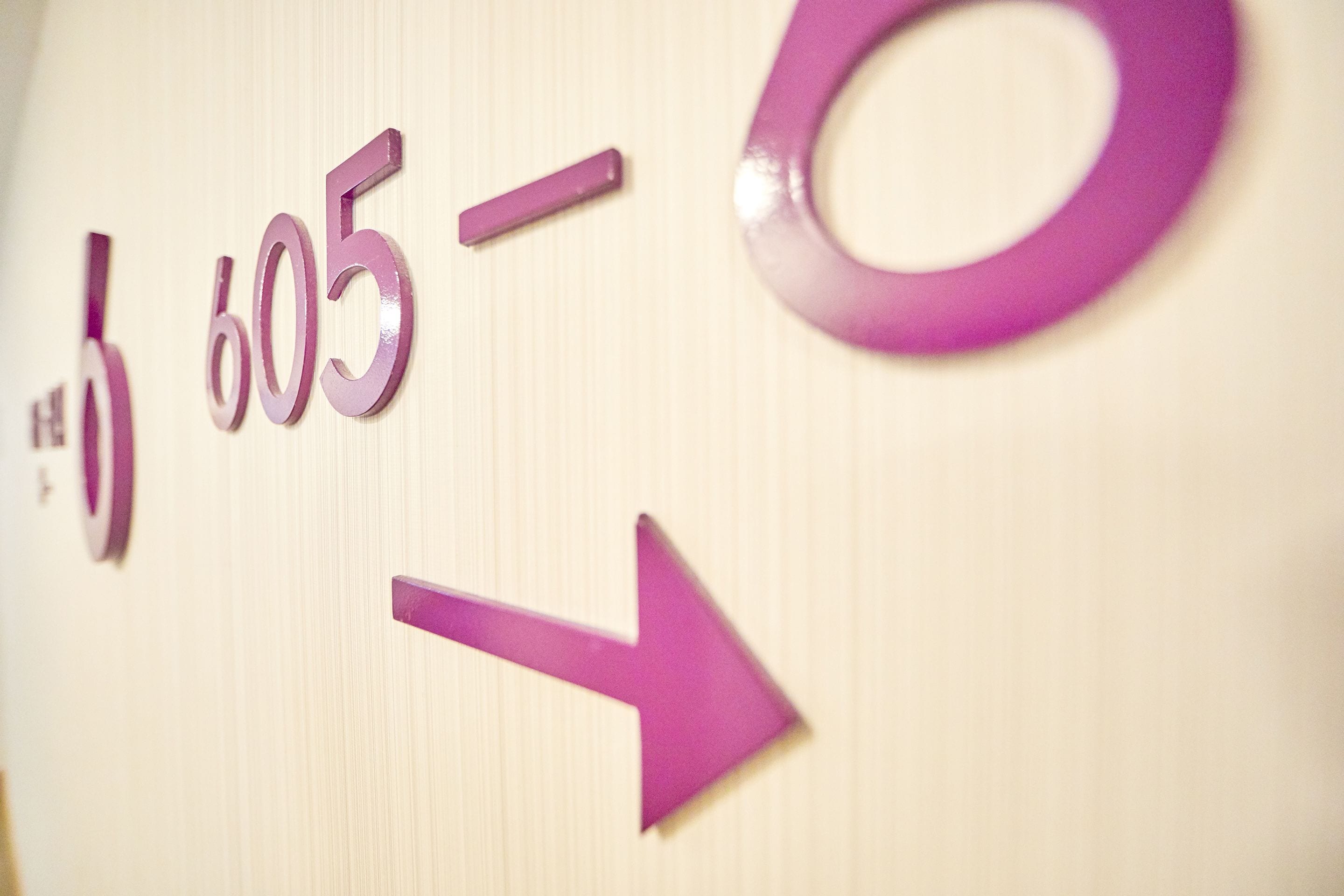 Segnaletica direzionale con il numero 605 e una freccia che indica a destra.