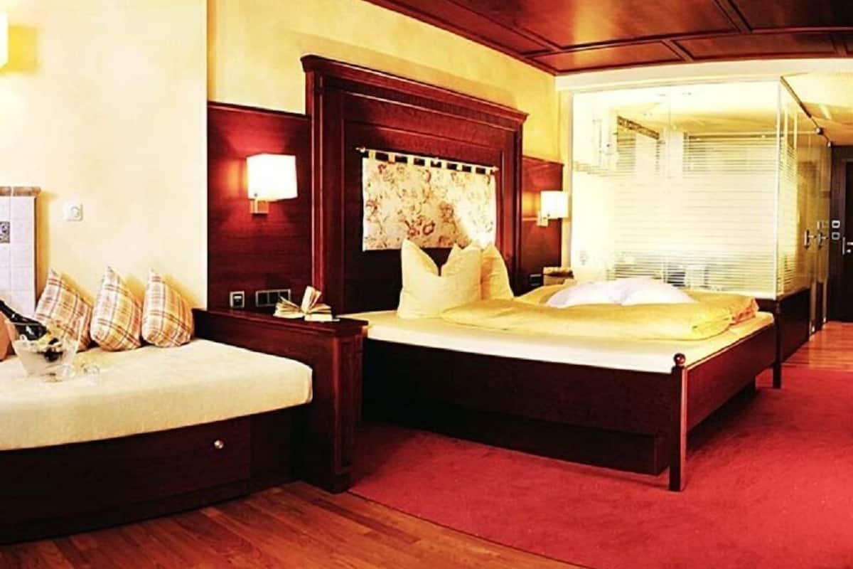 Deluxe Double Room (Alpenrose) | Hypo-allergenic bedding, down duvets, minibar, in-room safe