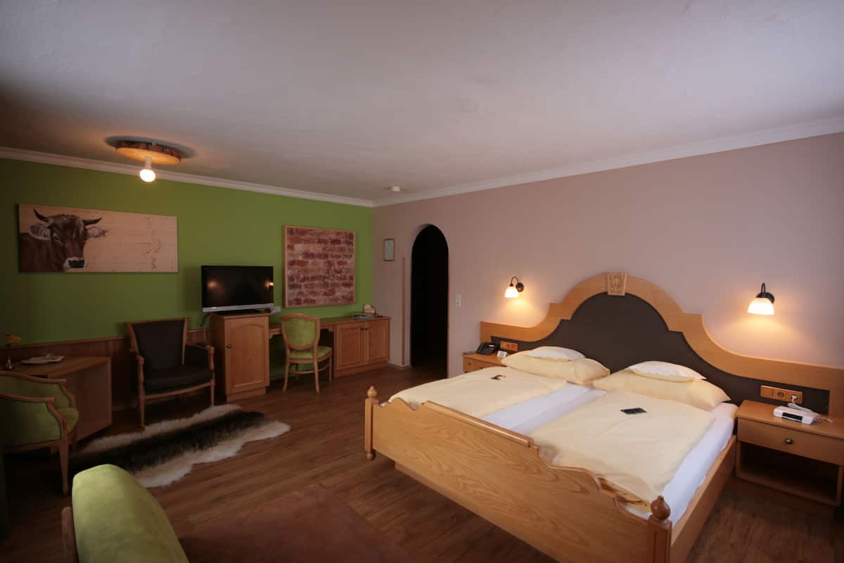 Standard Double Room | Bar mini, peti besi dalam bilik, meja, katil bayi/kot (surcaj)