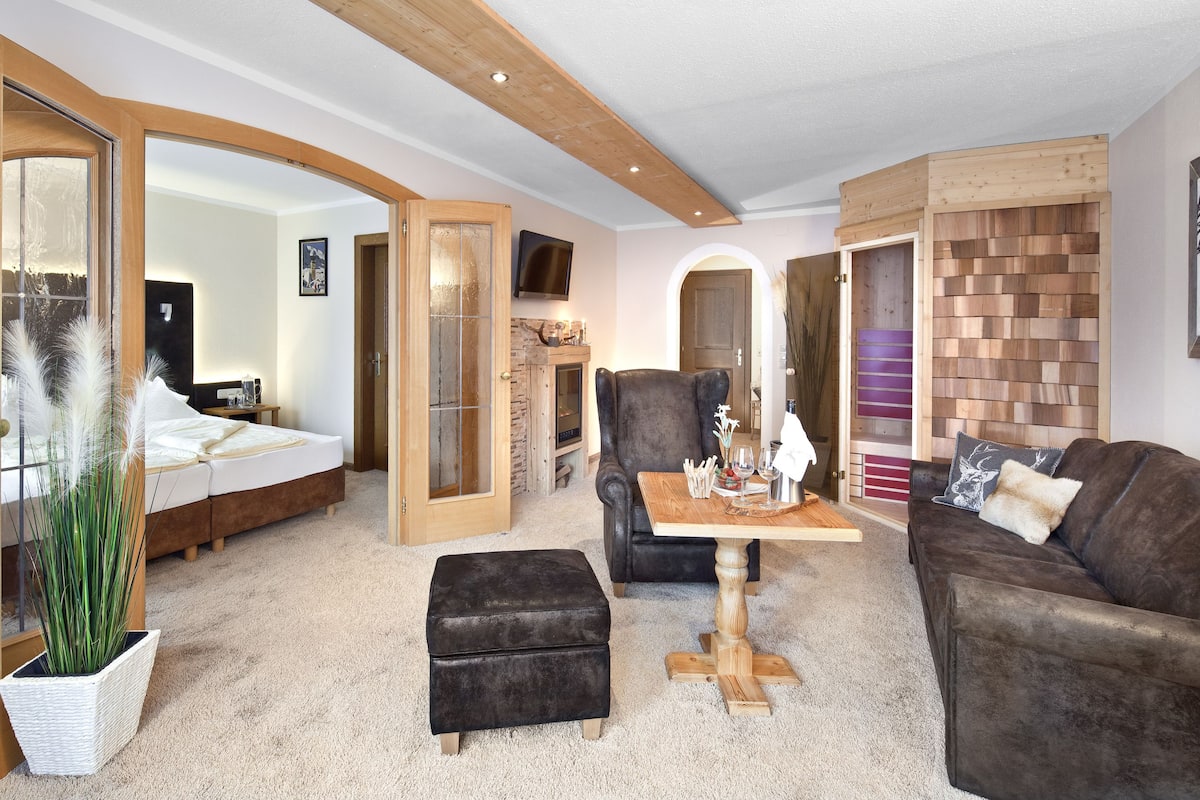 suite, 1 bedroom, balcony | minibar, in-room safe, desk, cots/infant beds