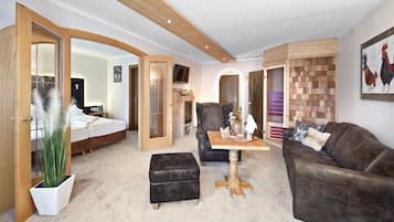 Suite, 1 Schlafzimmer, Balkon | Minibar, Zimmersafe, Schreibtisch, Babybetten