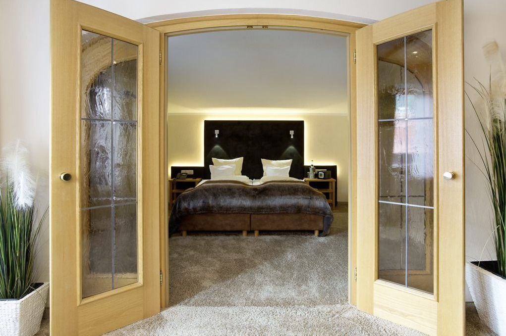 suite, 1 bedroom, balcony | minibar, in-room safe, desk, cots/infant beds