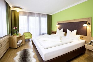 Standard Double Room | Minibar, in-room safe, desk, cribs/infant beds - Hotel „Zum Ritter“ (Tannheim)