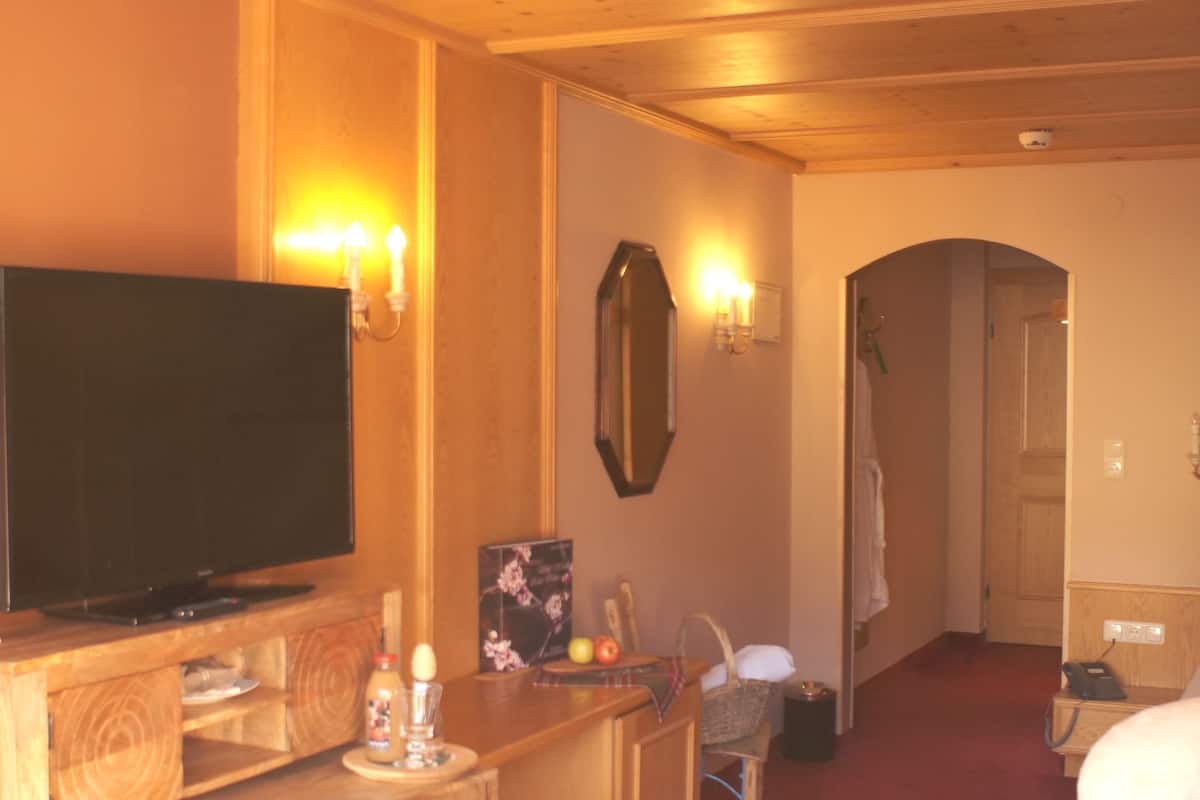 comfort single room, balcony | minibar, in-room safe, desk, cots/infant beds