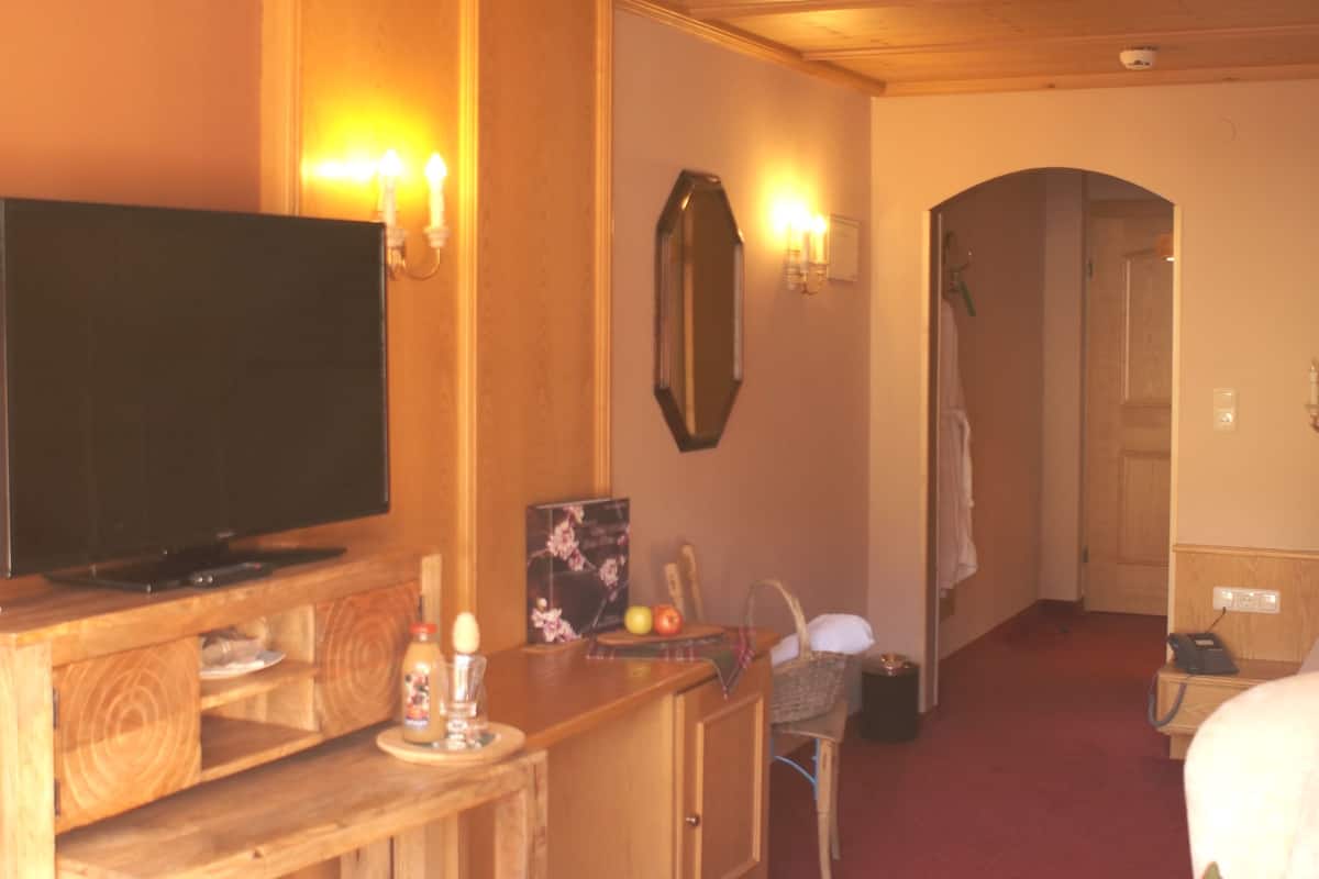 Comfort Single Room, Balcony | Bar mini, peti besi dalam bilik, meja, katil bayi/kot (surcaj)