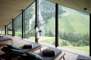 桑拿、热水浴缸、湿蒸房、身体护理、热石按摩、产前按摩