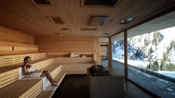 Een sauna, een bubbelbad, een stoombad, lichaamsbehandelingen